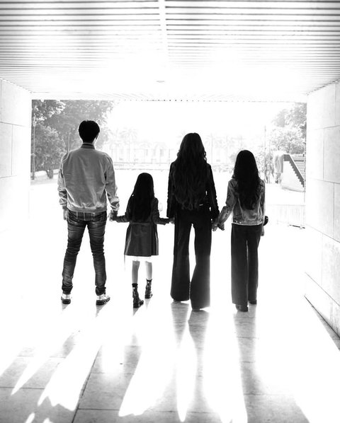 Tak Lagi Berhijab, Olla Ramlan Pamer Foto di Lengan Sambil Curhat Perjuangan Jadi Single Mother