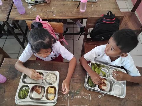 Menteri Koordinator Pembangunan Manusia dan Kebudayaan (Menko PMK) Pratikno bersama Penjabat (Pj) Gubernur Jakarta Teguh Setyabudi meninjau pelaksanaan Makan Bergizi Gratis atau MBG di Sekola