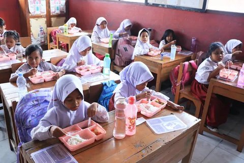 Menteri Koordinator Pembangunan Manusia dan Kebudayaan (Menko PMK) Pratikno bersama Penjabat (Pj) Gubernur Jakarta Teguh Setyabudi meninjau pelaksanaan Makan Bergizi Gratis atau MBG di Sekola