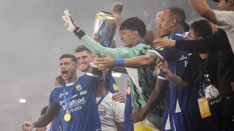 Maung Bandung menegaskan status juaranya dengan keunggulan delapan poin dari Dewa United FC yang finish sebagai runner-up. (Timur Matahari/AFP)