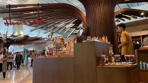 Warga memanfaatkan waktu berlibur lebaran dengan mengunjungi Sarinah Jakarta, Jumat (6/5/2022). Warga Jakarta dan sekitarnya mengisi libur Idul Fitri 1443 H untuk berjalan jalan dan berekr