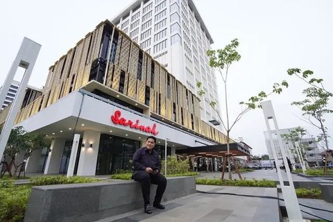 Warga memanfaatkan waktu berlibur lebaran dengan mengunjungi Sarinah Jakarta, Jumat (6/5/2022). Warga Jakarta dan sekitarnya mengisi libur Idul Fitri 1443 H untuk berjalan jalan dan berekr