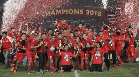 Kiper Lucas Frigeri dan sejumlah pemain Arema FC merayakan kemenangan atas Borneo FC pada laga final Piala Presiden 2024 di Stadion Manahan, Solo, Minggu (4/8/2024). (Bola.com/Bagaskara La