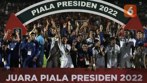 Kiper Lucas Frigeri dan sejumlah pemain Arema FC merayakan kemenangan atas Borneo FC pada laga final Piala Presiden 2024 di Stadion Manahan, Solo, Minggu (4/8/2024). (Bola.com/Bagaskara La