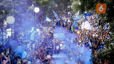 Pemmain Persib Bandung melakukan pawai juara BRI Liga 1 dari Balai Kota menuju Gedung Sate, Bandung, Jawa Barat, Minggu, (25/5/2025). Pemain dan ribuan bobotoh tumpah ruah merayakan keberh