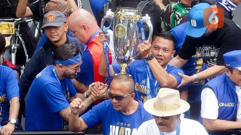 Pemmain Persib Bandung melakukan pawai juara BRI Liga 1 dari Balai Kota menuju Gedung Sate, Bandung, Jawa Barat, Minggu, (25/5/2025). Pemain dan ribuan bobotoh tumpah ruah merayakan keberh