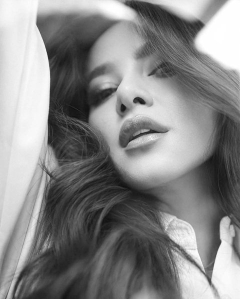 7 Potret Terbaru Olla Ramlan Setelah Lepas Hijab, Tampil Cantik dengan Rambut Panjang Digerai