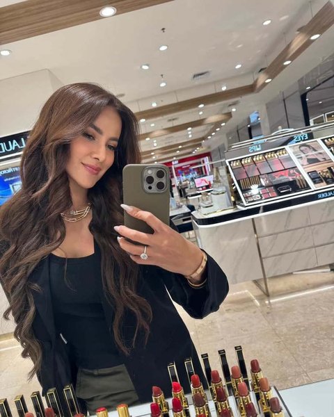 7 Potret Terbaru Olla Ramlan Setelah Lepas Hijab, Tampil Cantik dengan Rambut Panjang Digerai