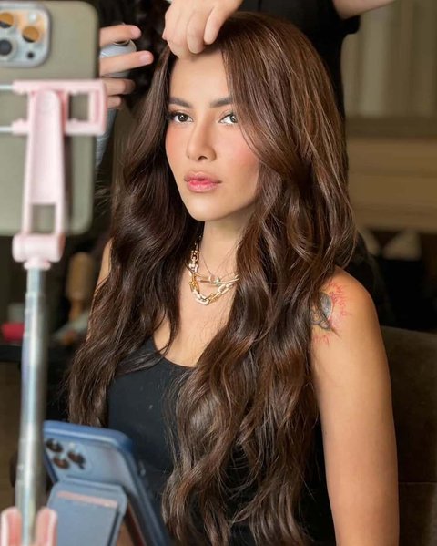 7 Potret Terbaru Olla Ramlan Setelah Lepas Hijab, Tampil Cantik dengan Rambut Panjang Digerai