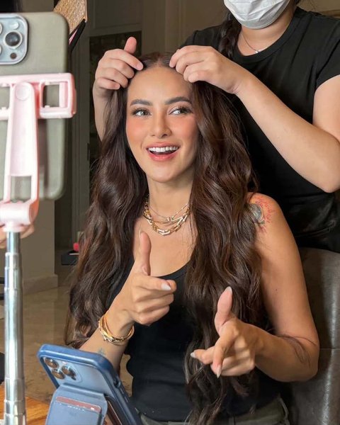 7 Potret Terbaru Olla Ramlan Setelah Lepas Hijab, Tampil Cantik dengan Rambut Panjang Digerai