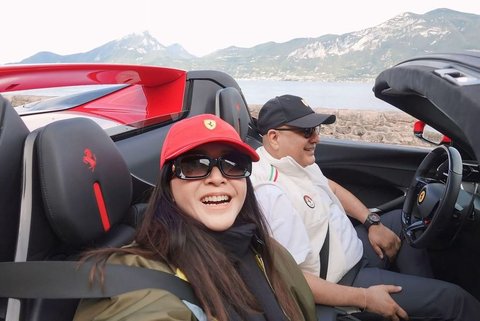 Ibu tiga anak ini beralasan dirinya akan berada di luar negeri ketika acara berlangsung sehingga ia tak bisa memastikan akan datang.&nbsp;