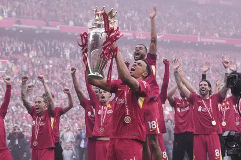 Trent Alexander-Arnold dengan trofi Premier League 2024/2025 usai laga Liverpool vs Crystal Palace, Minggu (25/05/2025). (AP/Jon Super)