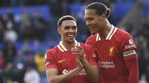 Trent Alexander-Arnold dengan trofi Premier League 2024/2025 usai laga Liverpool vs Crystal Palace, Minggu (25/05/2025). (AP/Jon Super)