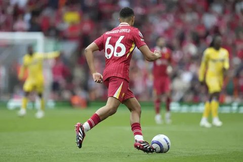 Trent Alexander-Arnold dengan trofi Premier League 2024/2025 usai laga Liverpool vs Crystal Palace, Minggu (25/05/2025). (AP/Jon Super)