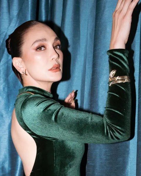 Intip gaya busana Luna Maya yang effortless dengan busana velvet (@lunamaya)