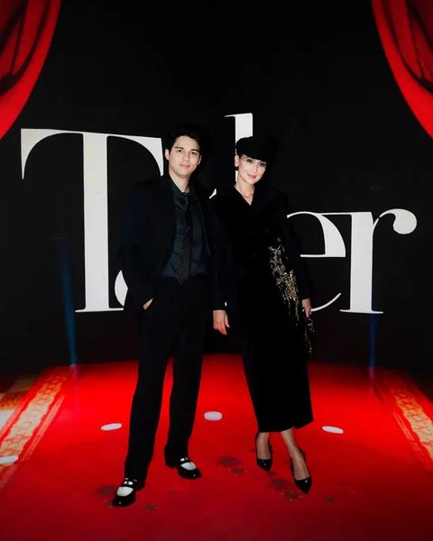 Intip gaya busana Luna Maya yang effortless dengan busana velvet (@lunamaya)