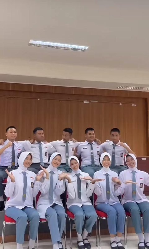 Ini adalah momen Fabian bersama teman-temannya yang menjadi calon paskibraka tingkat provinsi 2025. Semoga bisa menjadi inspirasi anak muda lainnya.<br />"Mereka adalah pemuda-pemudi terbaik yang siap mengemban amanah, menjunjung tinggi kedisiplinan, loyalitas, dan cinta tanah air," tulis akun TikTok @ppipdg21, hari Kamis (8/5).