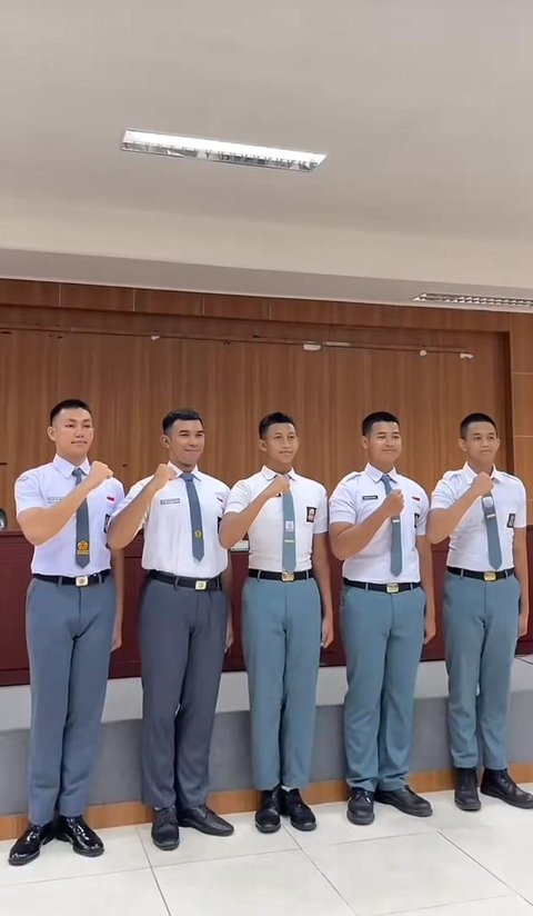 "Dipilih melalui seleksi ketat, mereka adalah wajah masa depan bangsa. Berdiri tegap bukan hanya karena seragam, tapi karena semangat nasionalisme yang menyala dalam dada," lanjutnya.
