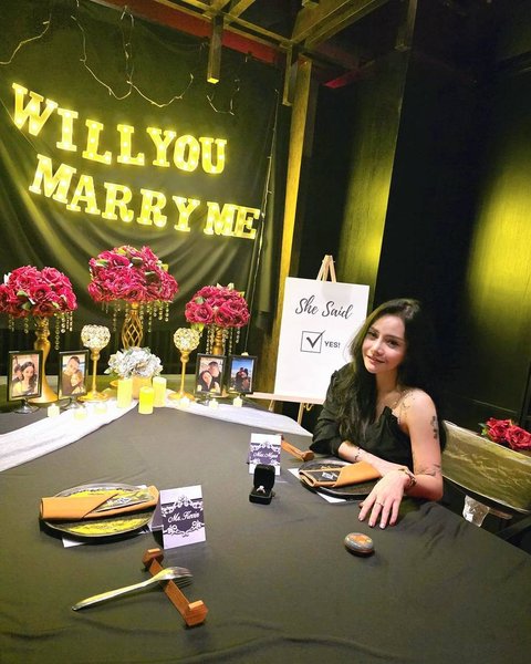 Mawar yang sudah kesengsem dengan Kevin tak punya alasan untuk menolak lamaran sang kekasih. "She Said YES!" bunyi tulisan di samping foto mesra mereka.
