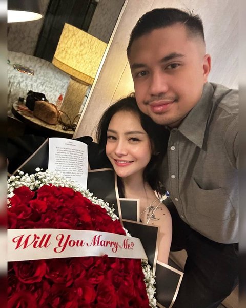 Kevin Wazeng bukan dari kalangan selebriti. Dari akun media sosialnya, ia terlihat memiliki hobi mengendarai moge dan touring bersama rekan-rekannya.
