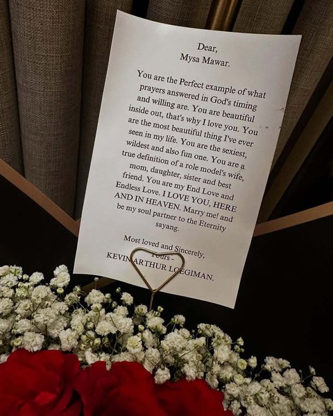Ia memiliki nama lengkap Kevin Arthur Loegiman, sebagaimana yang terlihat di ucapan romantis yang penuh cinta saat melamar Mawar ini.