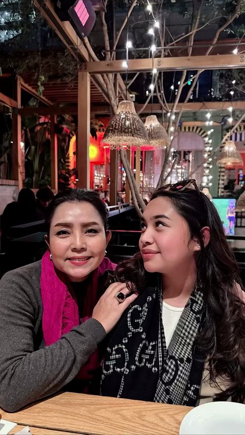 Diketahui, anak Mayangsari sekolah di salah satu kampus di Melbourne. Hal inilah yang membuat penyanyi senior ini tinggal beda negara dengan sang putri.