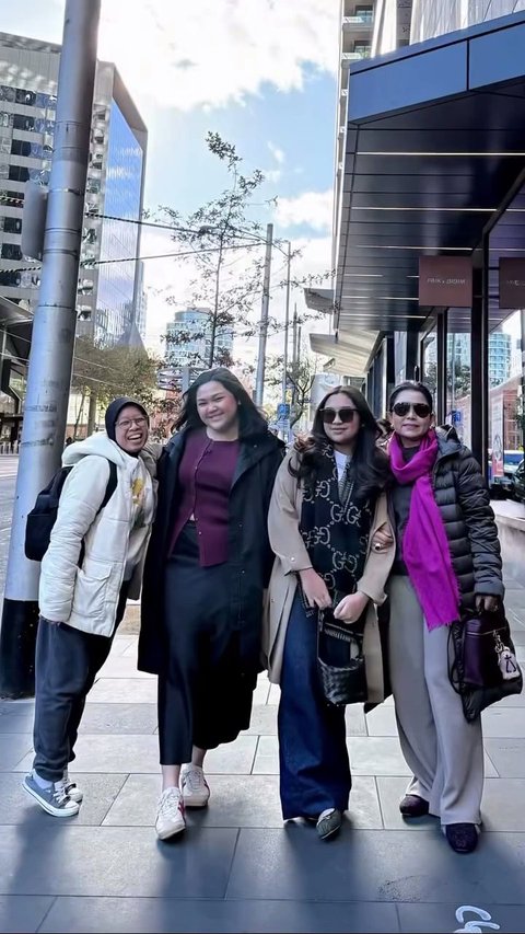 Dalam salah satu foto, terlihat Mayangsari bersama rombongan berjalan menyusuri jalanan malam kota Melbourne, tertawa dan menikmati udara luar. Mayangsari juga akrab dengan teman-teman kampus sang putri.