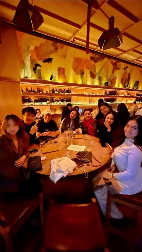 Potret berikutnya menunjukkan kebersamaan mereka menikmati makanan di restoran. Mayangsari dan Khirani tampak duduk berdampingan.