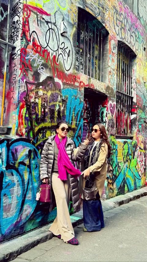 Dua potret memperlihatkan Khirani dan Mayangsari di depan mural warna-warni. Keduanya mengabadikan momen dengan berbagai pose mulai dari close up hingga ekspresi gemas.