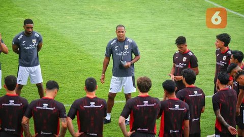Pelatih Timnas Indonesia, Patrick Kluivert, memberikan arahan kepada anak asuhnya saat memimpin latihan perdana untuk persiapan laga Kualifikasi Piala Dunia 2026 zona Asia di Bali United Training Center (BUTC) Kabupaten Gianyar, Senin (26/5/2025). (Bola.com/Alit Binawan)