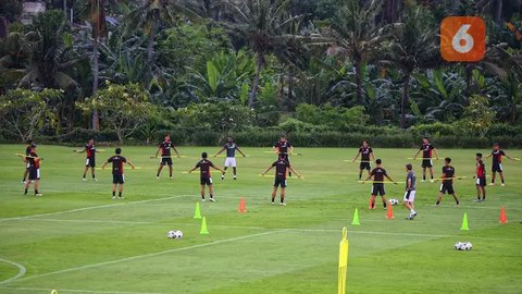 Sesi latihan pertama ini baru diikuti 23 pemain dari total 32 pemain yang dipanggil. (Bola.com/Alit Binawan)