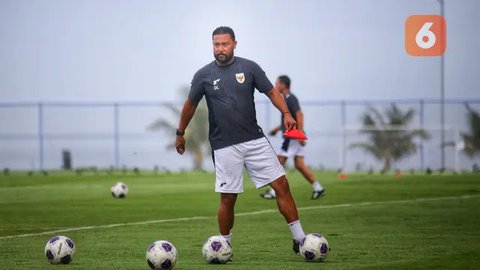 Asisten pelatih Timnas Indonesia, Denny Landzaat, hadir saat latihan perdana untuk persiapan laga Kualifikasi Piala Dunia 2026 zona Asia di Bali United Training Center (BUTC) Kabupaten Gianyar, Senin (26/5/2025). (Bola.com/Alit Binawan)