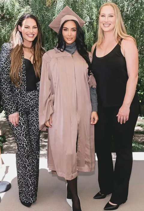 Kim Kardashian saat Lulus Program Studi Hukum di Usia 44 Tahun. [@kimkardashian]