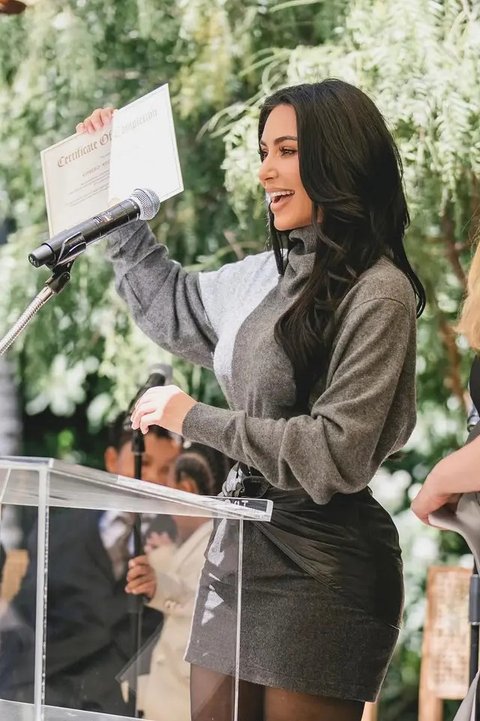 Kim Kardashian saat Lulus Program Studi Hukum di Usia 44 Tahun. [@kimkardashian]