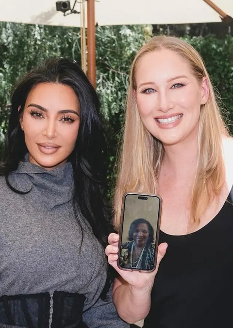 Kim Kardashian saat Lulus Program Studi Hukum di Usia 44 Tahun. [@kimkardashian]