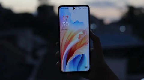 Memegang Oppo A58. (Liputan6.com/M. Labib Fairuz Ibad)