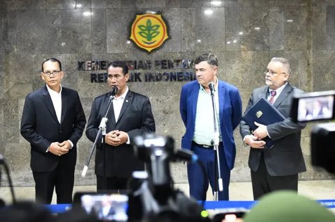 Menteri Pertanian Andi Amran Sulaiman memamerkan hasil produksi pangan Indonesia di KTT ASEAN ke-46 di Malaysia. (Dok  Instagram @a.amran_sulaiman)