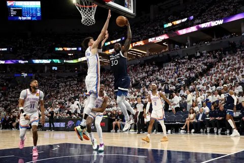 Aksi pemain Timberwolves Julius Randle saat melawan Thunder di game tiga final Wilayah Barat NBA 2025 (AFP)