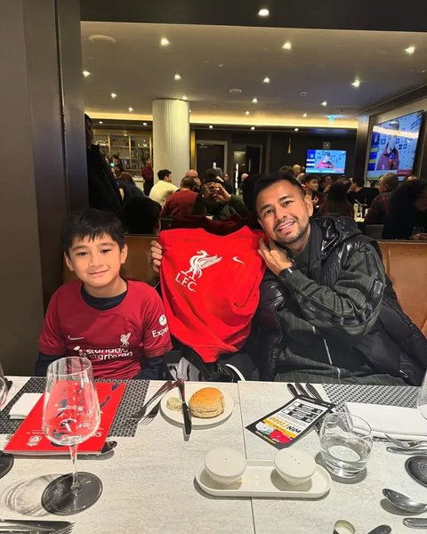 "Aku yakin. Ya alhamdulillah sejauh ini bisnis aku jalan semua. Ga ada yang gagal, amit-amit," ujar Raffi Ahmad. (Adrian Putra/Bintang.com)