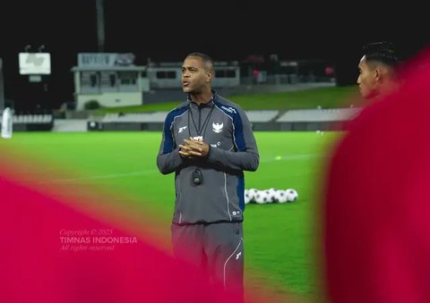 Pelatih Timnas Indonesia, Patrick Kluivert, memberikan arahan kepada anak asuhnya saat memimpin latihan perdana untuk persiapan laga Kualifikasi Piala Dunia 2026 zona Asia di Bali United Trai