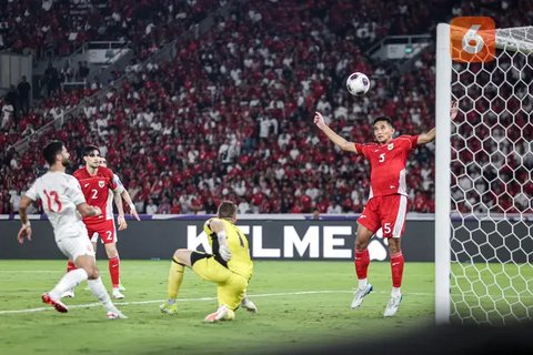 Pemain Timnas Indonesia, Ole Romeny dan Marselino Ferdinan melakukan selebrasi setelah mencetak gol ke gawang Bahrain pada laga kedelapan putaran ketiga Grup C kualifikasi Piala Dunia 2026