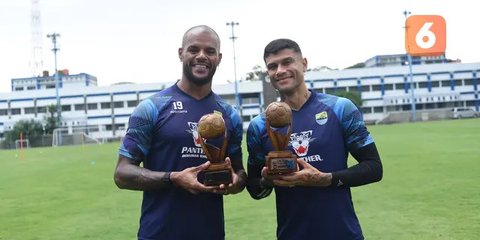 Pemain Persib Bandung, David da Silva mencetak gol penyama kedudukan 2-2 ke gawang Persija Jakarta dalam laga lanjutan BRI Liga 1 2024/2025 di Stadion Patriot Candrabhaga, Bekasi, Minggu (16/