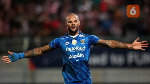 Pemain Persib Bandung, David da Silva mencetak gol penyama kedudukan 2-2 ke gawang Persija Jakarta dalam laga lanjutan BRI Liga 1 2024/2025 di Stadion Patriot Candrabhaga, Bekasi, Minggu (16/