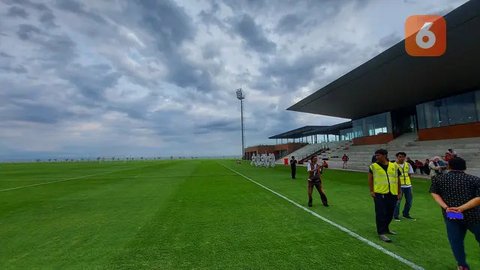 Asisten Pelatih Timnas Indonesia Alex Pastoor saat berjalan bersama Project Manager Training Center Pantai Purnama Sugihya Artha Dwipayani sebelum sesi latihan dimulai pada Senin (26/5/2025)