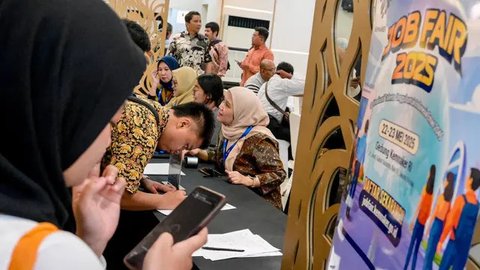 Besarnya jumlah lowongan pekerjaan tersebut itu bisa dimanfaatkan oleh para pencari kerja. (BAY ISMOYO/AFP)