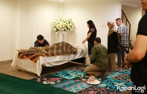 Potret Suasana Duka di Rumah Penyanyi Senior Irianti Erningpraja, Ada Dewa Budjana hingga Addie MS dan Memes Datang Melayat