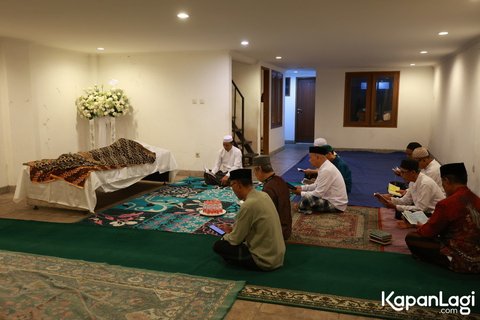 Potret Suasana Duka di Rumah Penyanyi Senior Irianti Erningpraja, Ada Dewa Budjana hingga Addie MS dan Memes Datang Melayat