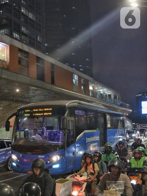 FOTO: Dorong Penggunaan Transportasi Publik, Rute Layanan Transjabodetabek Diperluas
