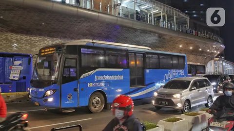 FOTO: Dorong Penggunaan Transportasi Publik, Rute Layanan Transjabodetabek Diperluas