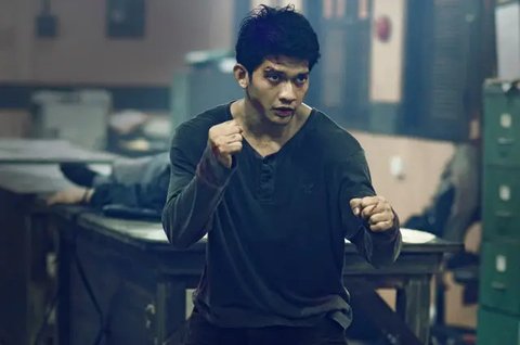 Salah satu adegan laga yang dimainkan Iko Uwais dalam film action The Raid.